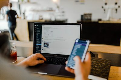 Email marketing trên laptop với điện thoại thông báo